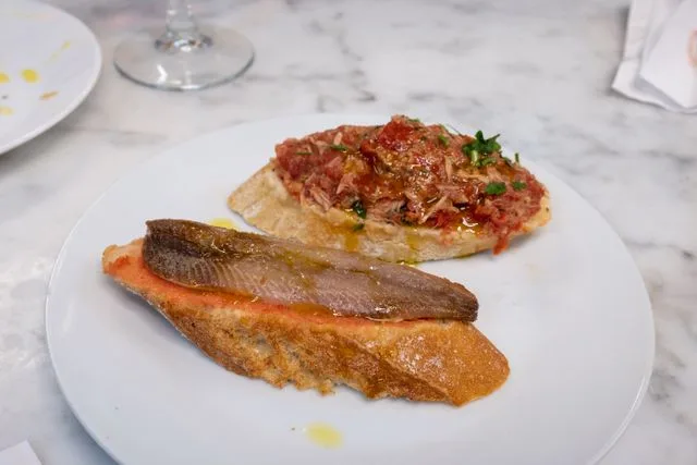 Tapas españolas en mesa de mármol